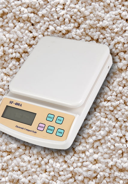 How does the operation method affect the measurement accuracy of the electronic scale